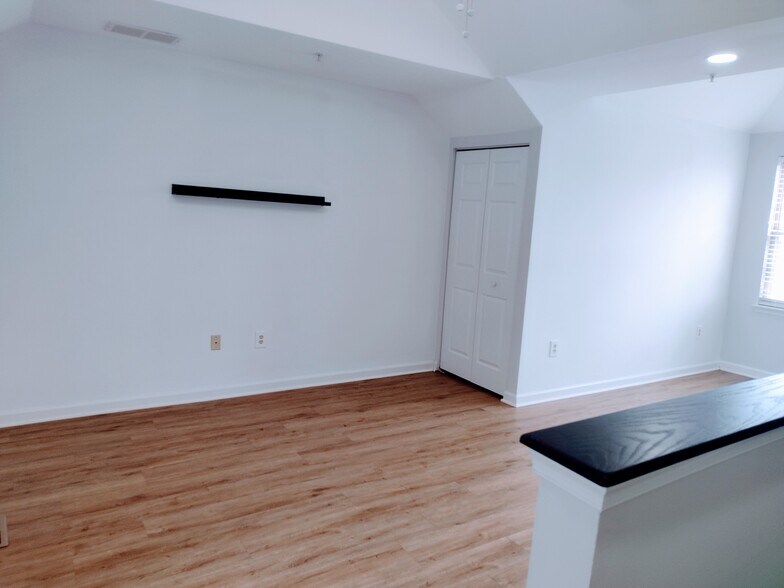Building Photo - 12 Bailey Ln
