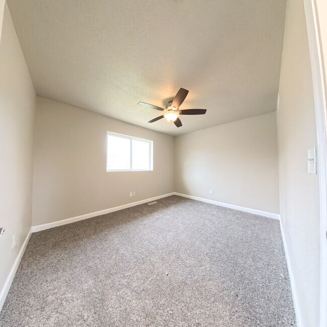 Building Photo - Charming 3 bedroom 2 bathroom home