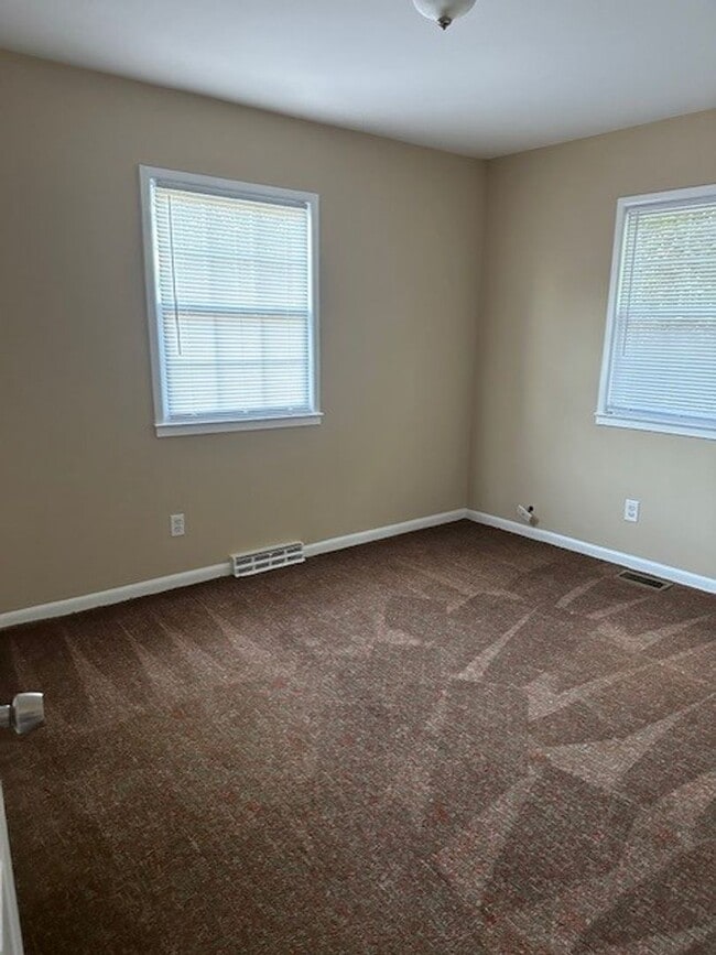 Building Photo - Conveniently located 3 bedroom/2 Bath house