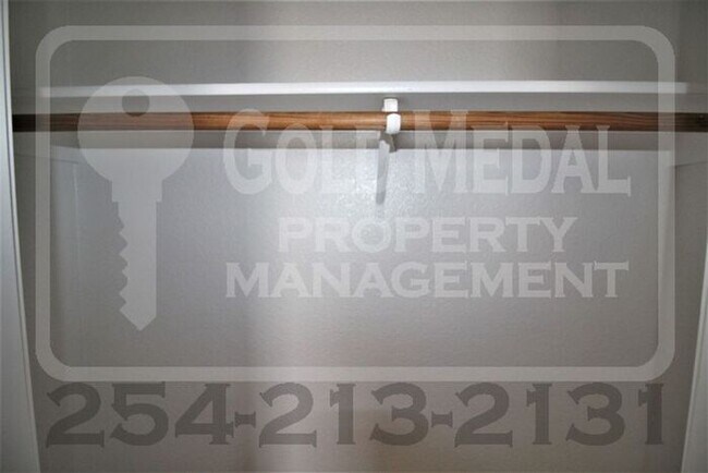 Building Photo - Charming & conveniently located 2-bed 1.5-...