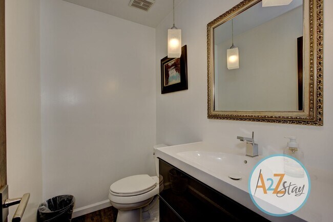 Building Photo - Executive Rental in North End Foothills