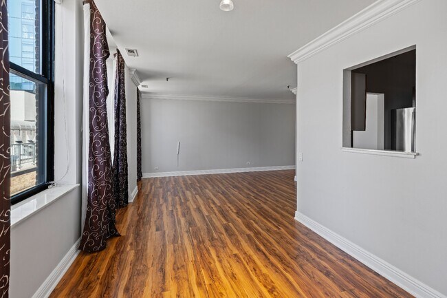 Building Photo - Unique & Extra Spacious Printers Row 1 Bed + Den! Over 900 Sq Ft! Ready for Move In!