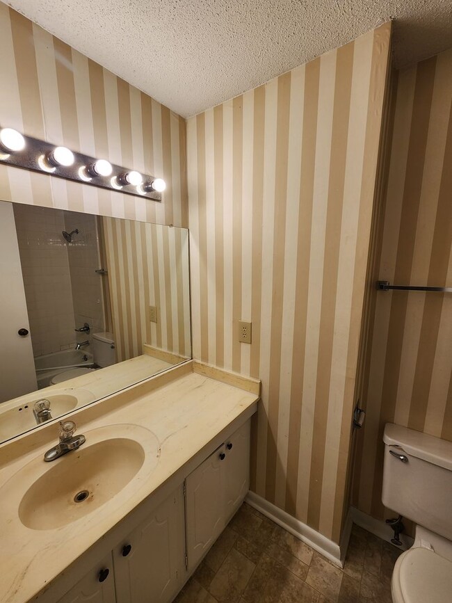 Building Photo - Chapel Hill / The Oaks Townhome