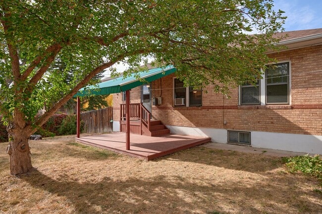 Building Photo - 3 BEDROOMS, 1.5 BATH HOME, CLOSE TO HOSPITAL AND DOWNTOWN!
