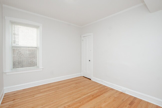 Building Photo - 2136 N Avers Ave