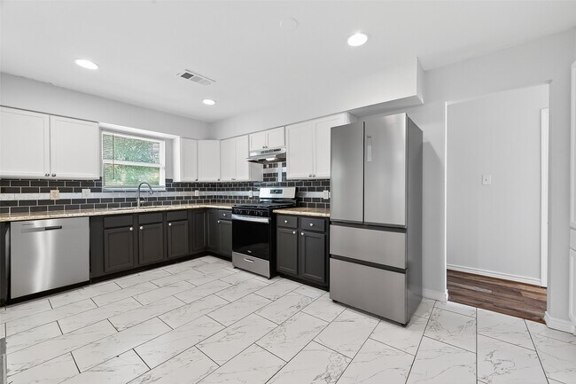 Building Photo - 5635 Belarbor St