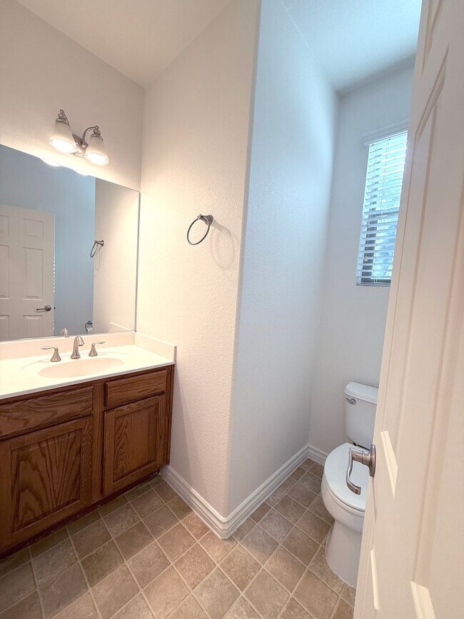 Building Photo - Beautiful 3 bedroom 2.5 bath Home in Provi...