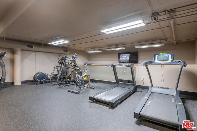 Building Photo - 10982 Roebling Ave