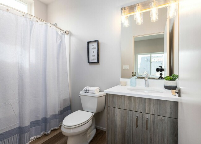 Building Photo - 906 21st St