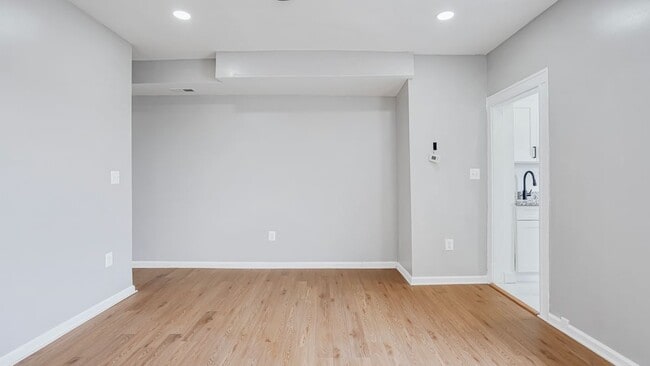 Building Photo - 3224 Kenyon Ave