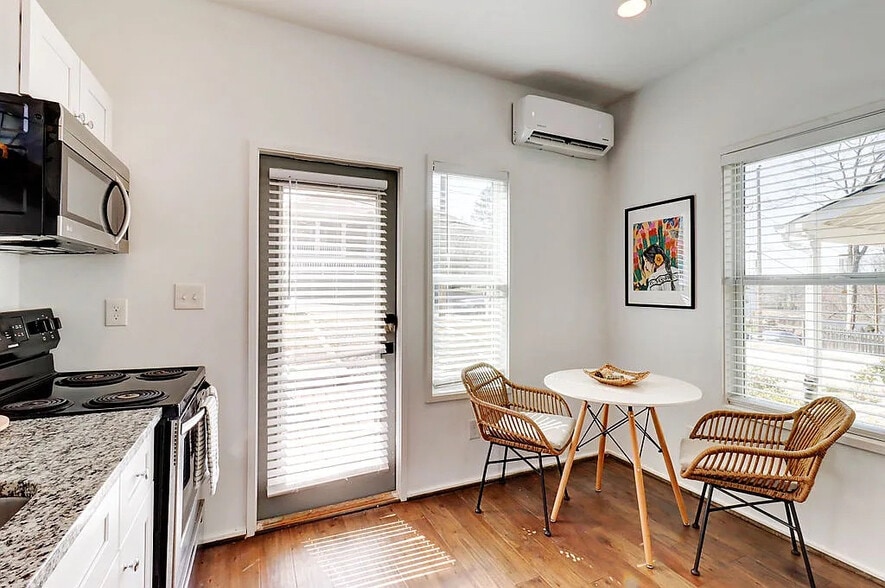 Building Photo - Room in House on Bowen Ave SE