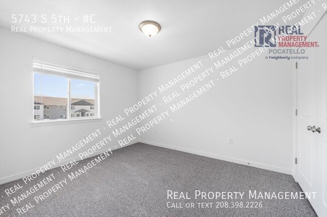 Building Photo - 5743 S 5th-#C