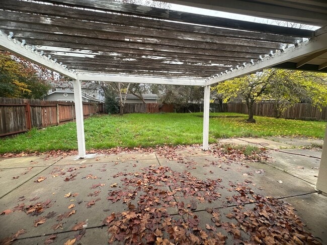 Building Photo - Three Bedroom 2 Bathoom with Large Yard