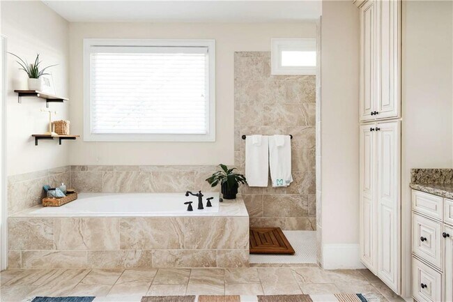 Building Photo - 582 St Charles Ave NE