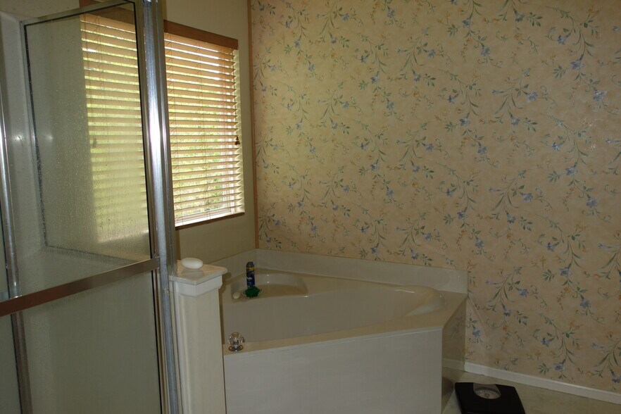 Building Photo - 114 Meadowgate Ct