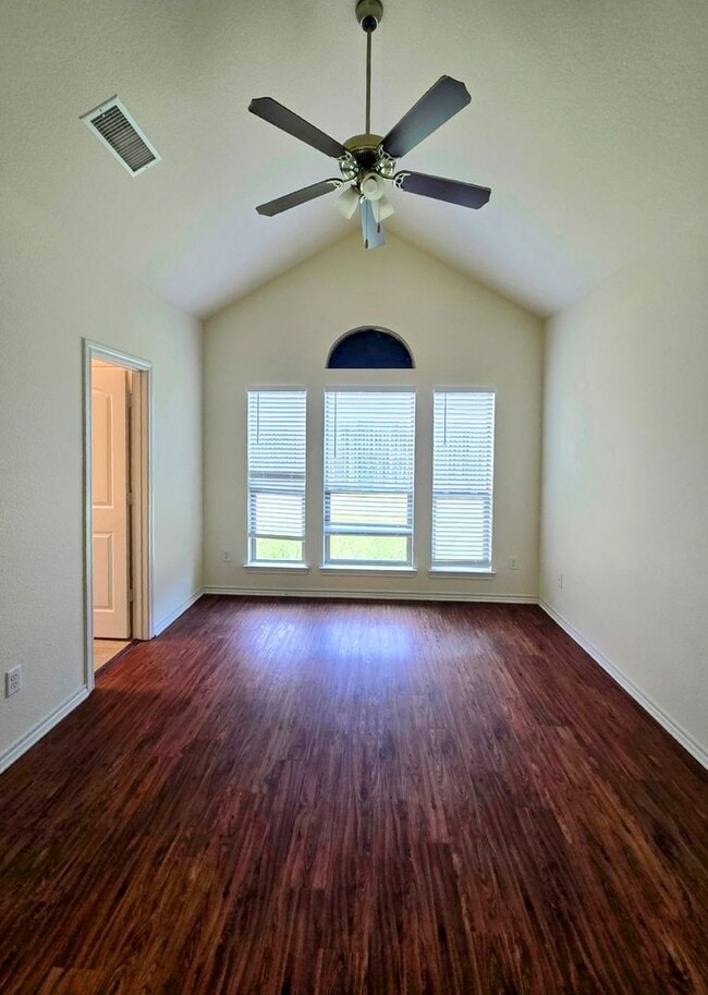 Building Photo - 2113 Woodhaven Dr