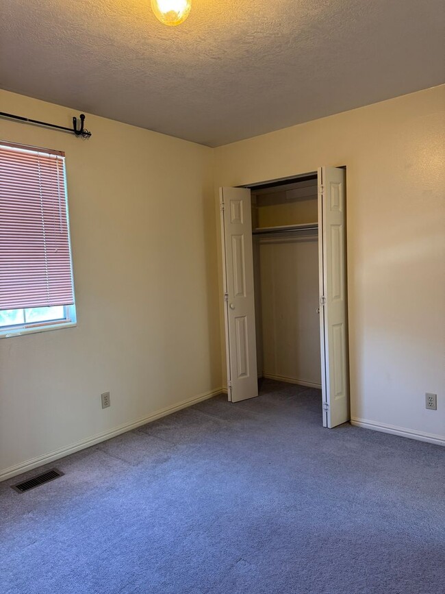 Building Photo - For Rent – Spacious 4 Bed, 3 Bath Home