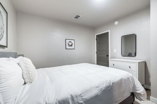 Building Photo - 1818 Court F