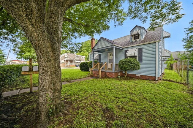 Building Photo - Updated 2-bedroom 1 bath with fenced in yard-PETS allowed-Norfolk