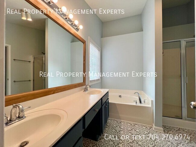 Building Photo - 10102 Old Carolina Dr