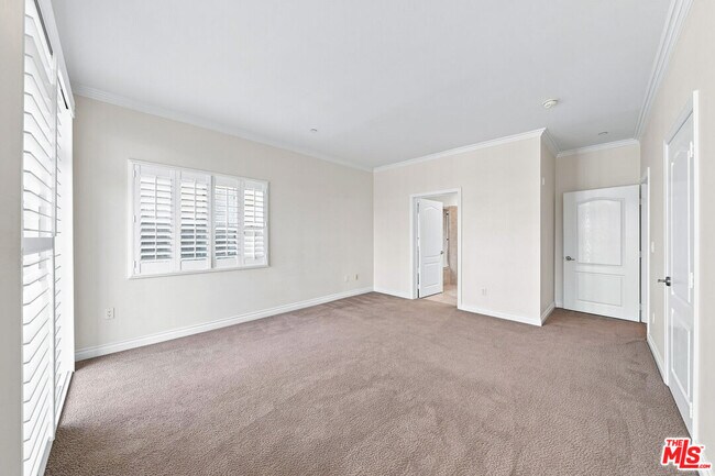 Building Photo - 956 S Wilton Pl