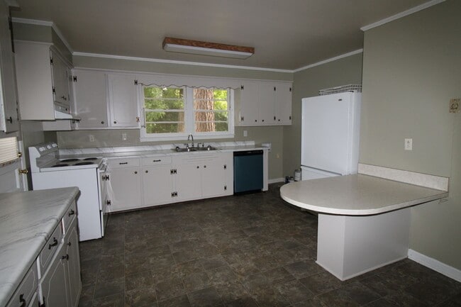 Building Photo - Conveniently Located Duplex