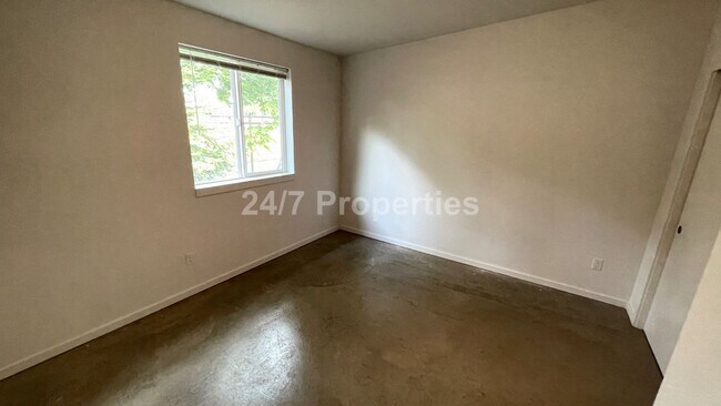 Building Photo - Modern 2 BD | 1 BA Duplex - SE PDX
