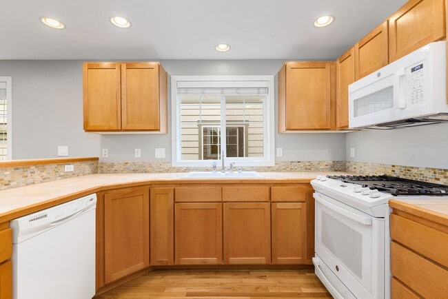 Building Photo - Lake City Townhouse 2 Bedroom 1.5 bath