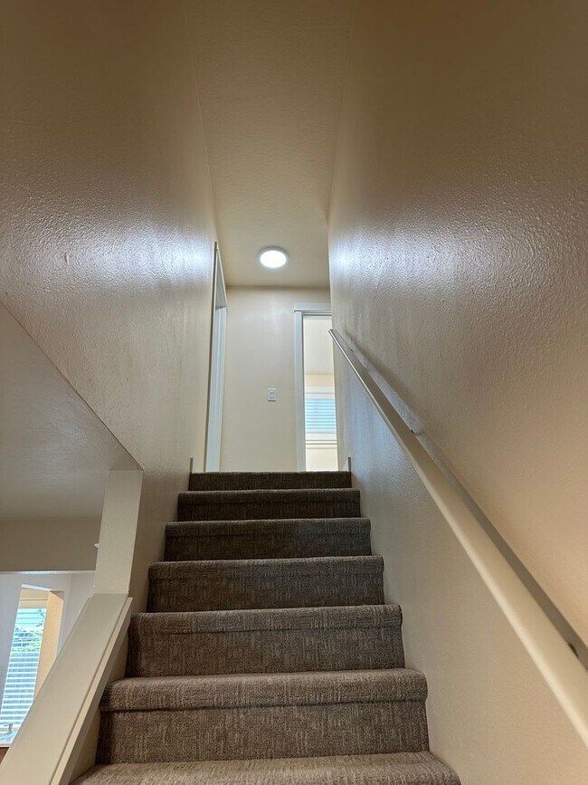 Building Photo - Beautifully updated 3 bedroom 1.5 bath dup...