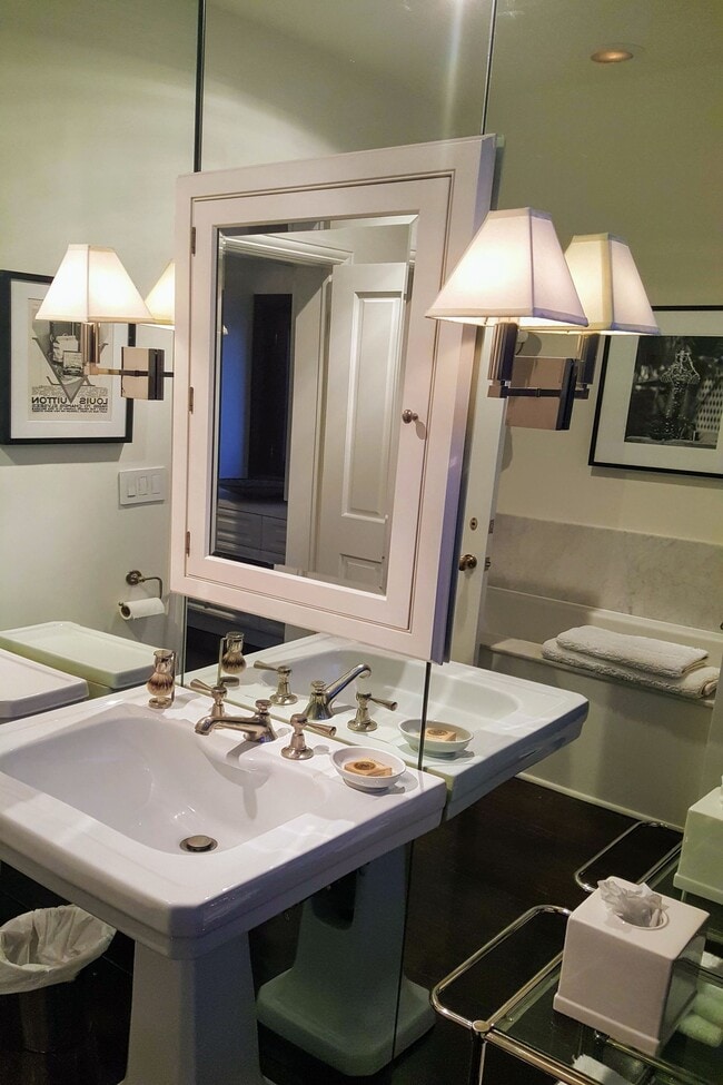 Building Photo - 316 N Rossmore Ave