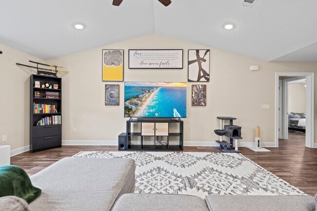 Building Photo - 4 Bedrooms!!!