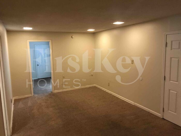 Building Photo - 2101 Hornsby Cove
