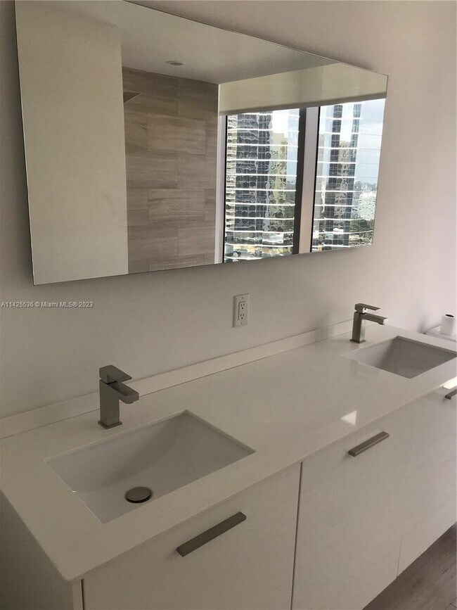 Building Photo - 1300 Brickell Bay Dr