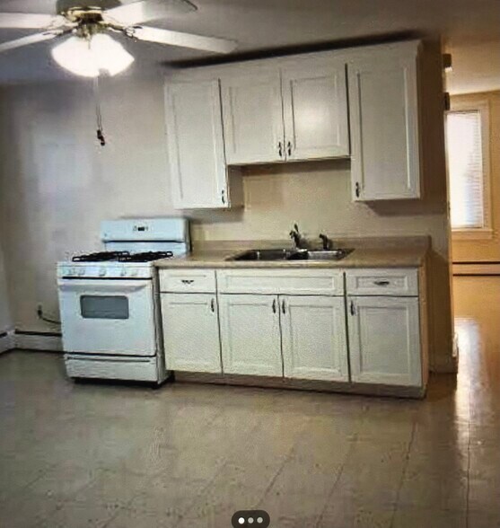 Primary Photo - 1172 Roosevelt Ave