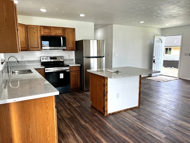 Building Photo - 16-2039-2039 Emerald Dr