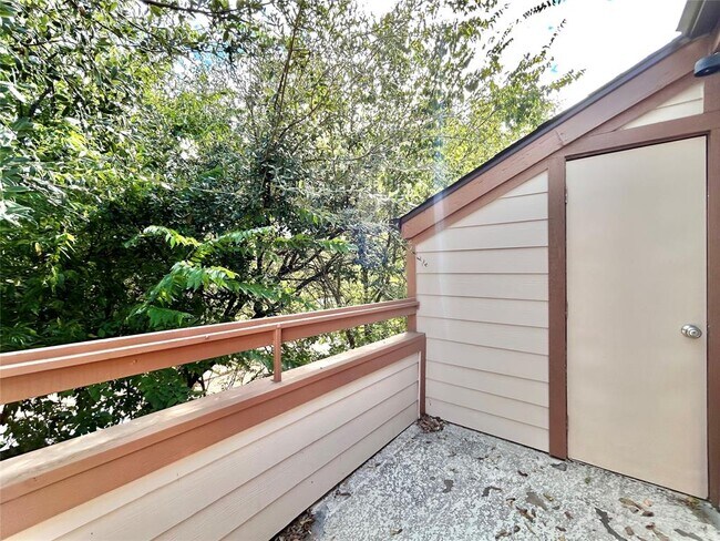 Building Photo - 7111 E Hwy 290