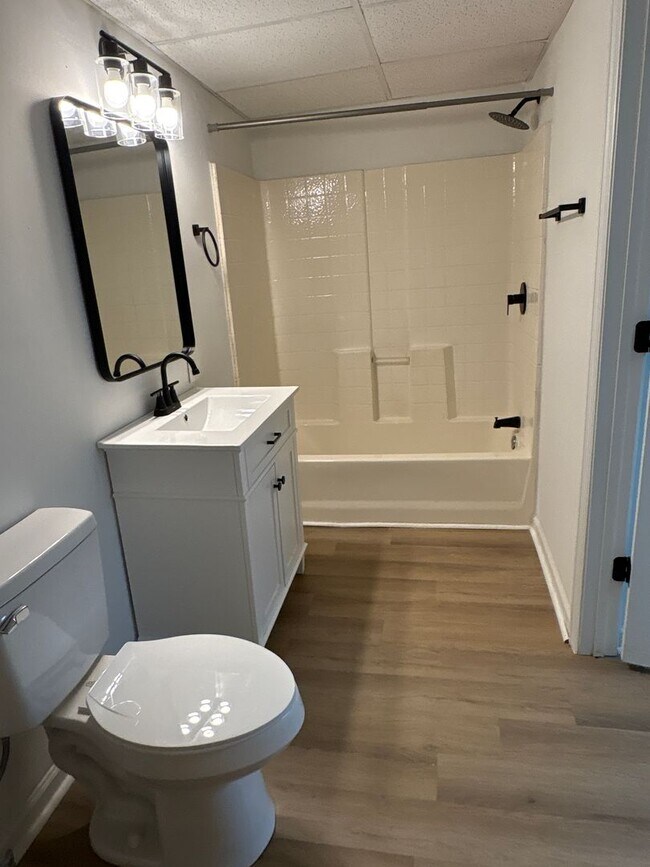 Building Photo - Renovated Duplex in Central Tullahoma