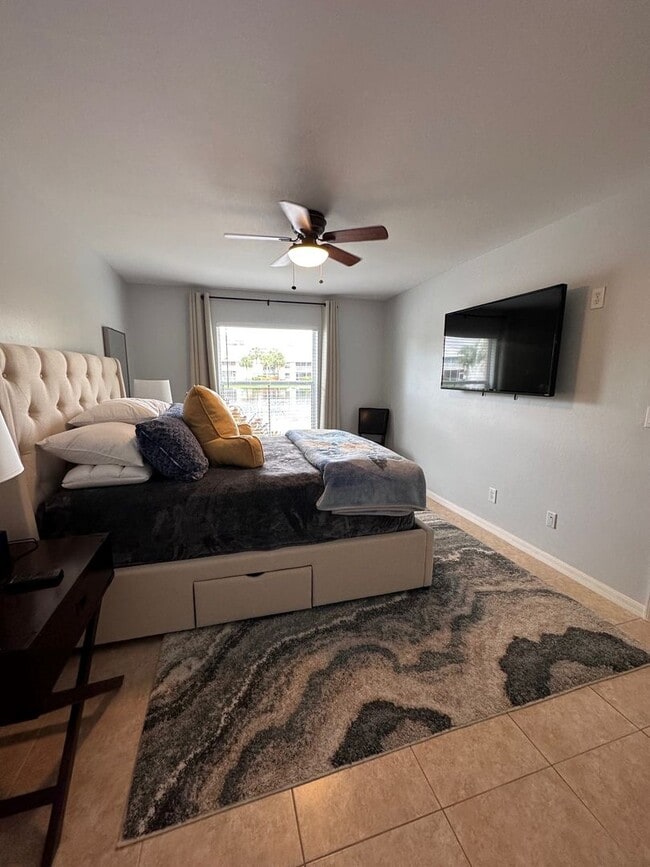 Building Photo - Renovated 1st Floor Seasonal unit in North Naples