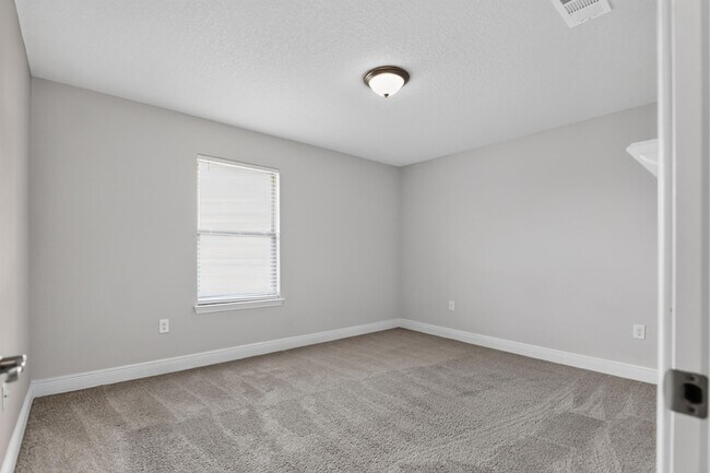 Building Photo - 5823 Crestlake Dr