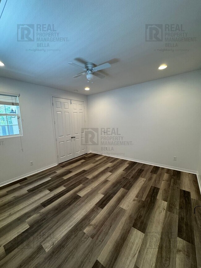 Building Photo - Huge Kitchen, Downstairs Bedroom, and More...