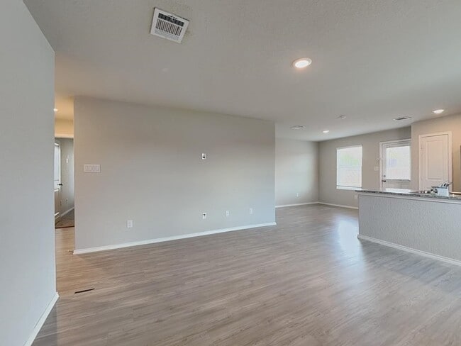 Building Photo - 3342 Kornberg Dr