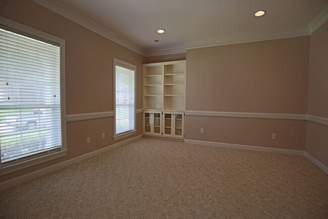 Building Photo - 212 North Cir