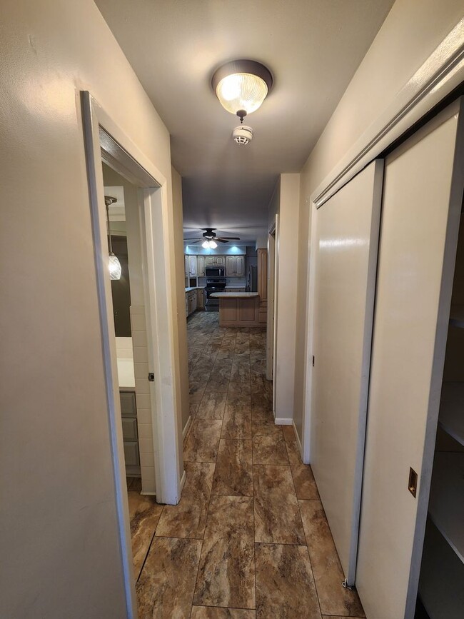 Building Photo - 3 Bedroom 2 Bath House in Rock Island