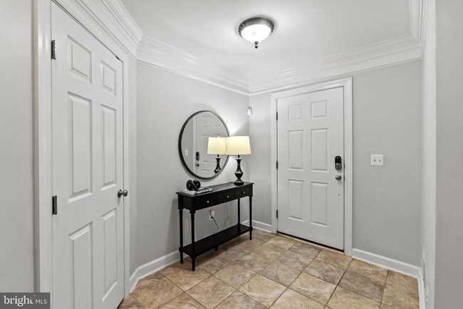 Building Photo - 904 W Glebe Rd