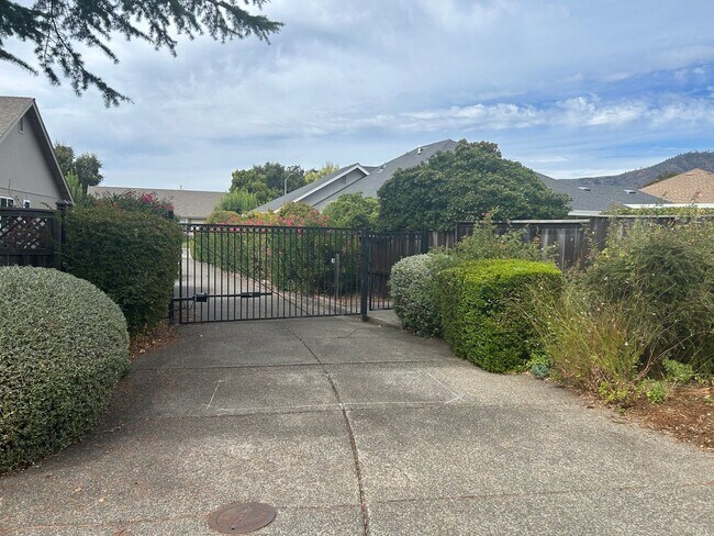 Building Photo - 8280 Oakmont Dr