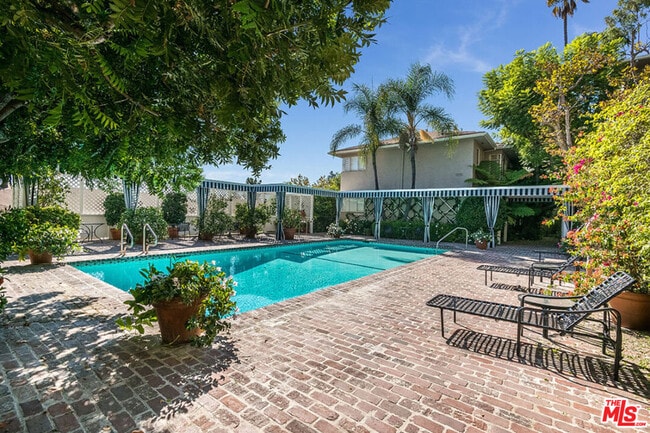 Building Photo - 1219 Sunset Plaza Dr Dr