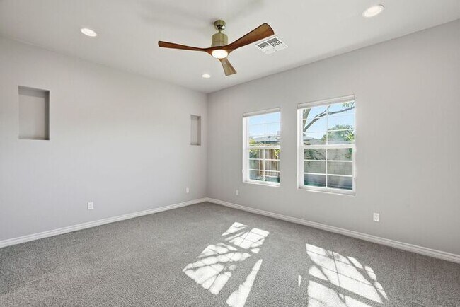 Building Photo - Modern 4 Bedroom, 3 Bathroom Home