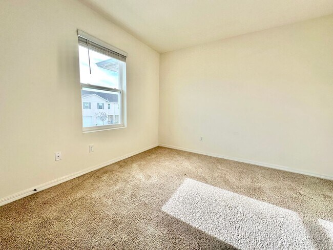 Building Photo - Fresh, modern & convenient 3Bedrooms/2.5Baths home in Daytona Beach!