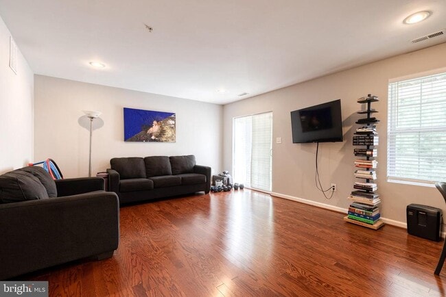 Building Photo - 513 Bluffton Dr