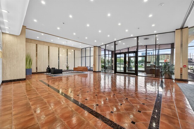 Building Photo - 2016 Main St